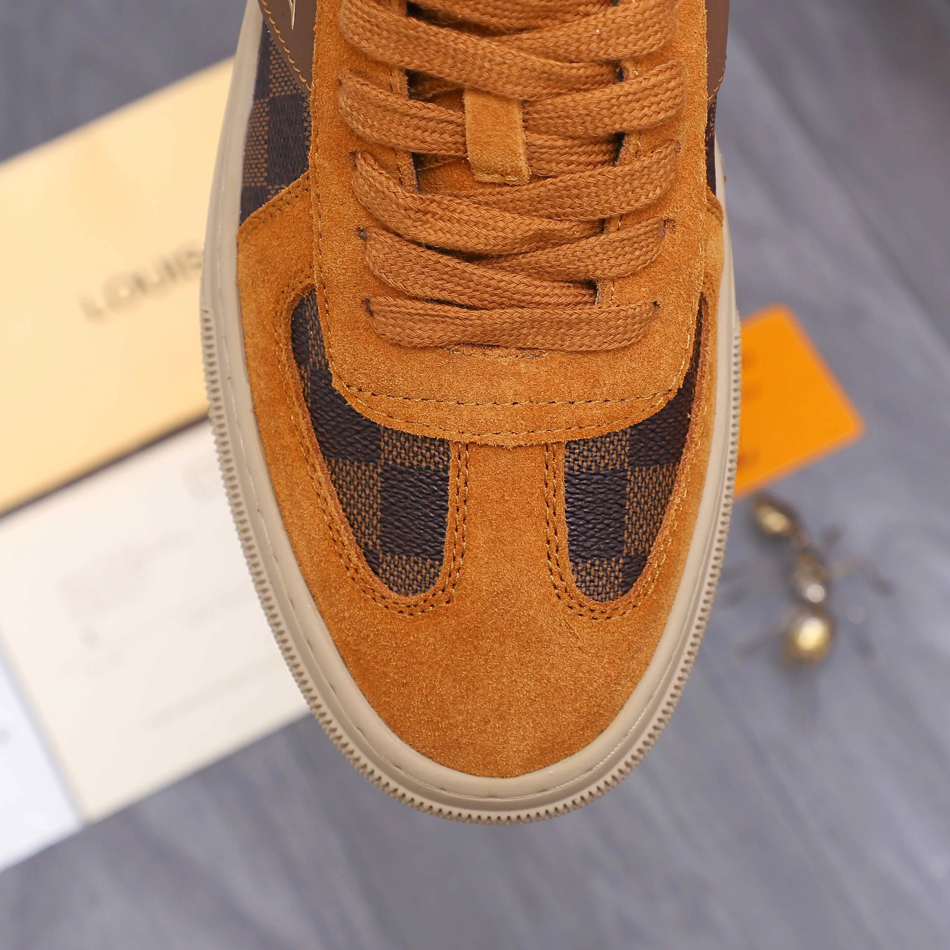 Men's shoes 💰p400 Product trademark: LV "Louis Vuitton" casual lace-up men's shoes Regular size: 38-44 Product materials: Selected matte cowhide stitching plaid cowhide upper, sheepskin lining, rubber outsole